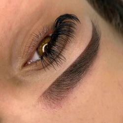  permanentny brwi brunetka zblizenie 