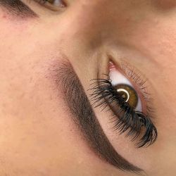 makijaz permanentny brwi brunetka zblizenie