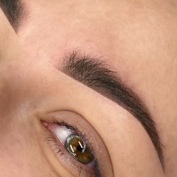 makijaz permanentny brwi zblizenie