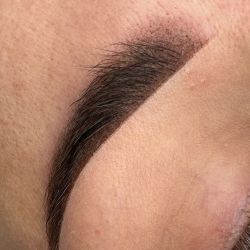 makijaz permanentny brwi zblizenie